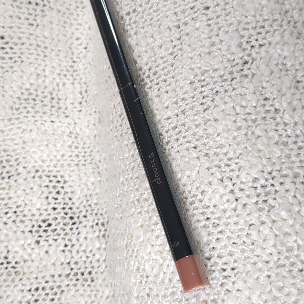 Doucce Lip Definer Twist in Nude Mirage 491, 0.18g/0.006oz